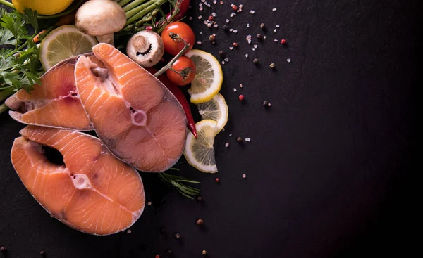 Filete Pescado Fresco Salmón Crudo Con Condimentos Verduras Sobre Fondo — Foto de Stock
