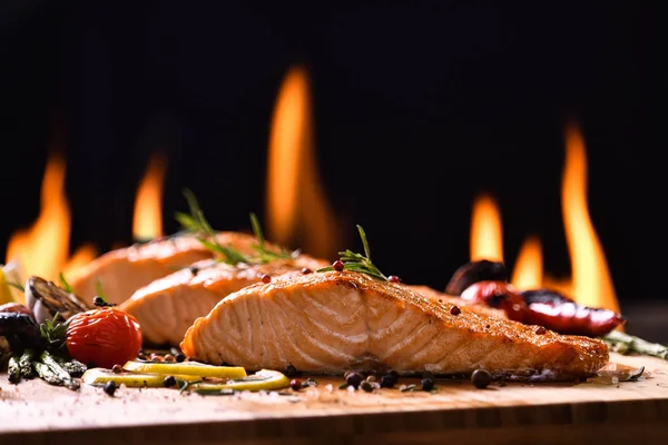 Gegrilde Zalm Vis Diverse Groenten Houten Tafel Achtergrond Stockfoto