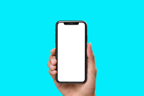 空白の画面と現代的なフレームの少ないデザインで黒いスマートフォンを保持する手は アクアカラーの背景に少ないデザイン — ストック写真