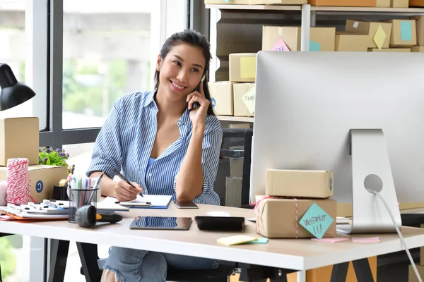 Giovane Imprenditrice Asiatica Imprenditore Che Lavora Con Computer Casa — Foto Stock