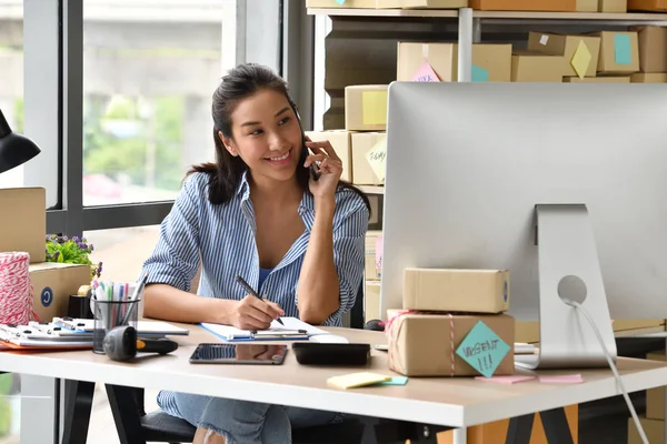 Giovane Imprenditrice Asiatica Imprenditore Che Lavora Con Computer Casa — Foto Stock