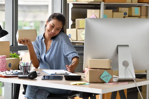 Giovane Imprenditrice Asiatica Imprenditore Che Lavora Con Computer Casa — Foto Stock