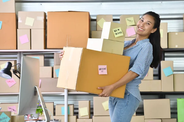 年轻的亚洲女企业家 企业主在家工作 在线购物和准备包装产品 — 图库照片