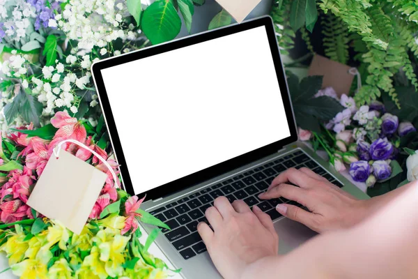 Close Laptop Computer White Screen Online Selling Commerce Shipping Idea — Stock Photo, Image