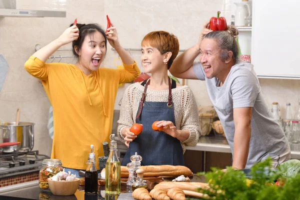 Szczęśliwa Rodzina Ojca Córki Gotowanie Kuchni Zdrowe Jedzenie Razem Uczucie — Zdjęcie stockowe