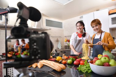Anne ve kız blogger vlogger ve çevrimiçi etkileyicisi sağlıklı yiyecekler üzerine video içeriği kaydediyor