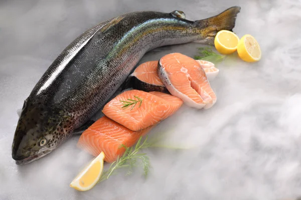 Peixes Salmão Frescos Não Cozidos Sobre Fundo Fumaça Gelo Seco — Fotografia de Stock