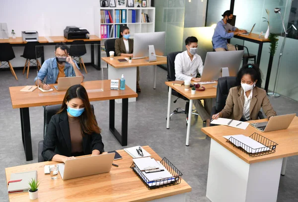 Azjatyccy Pracownicy Biurowi Noszący Maski Twarzy Pracujący Nowym Normalnym Biurze — Zdjęcie stockowe