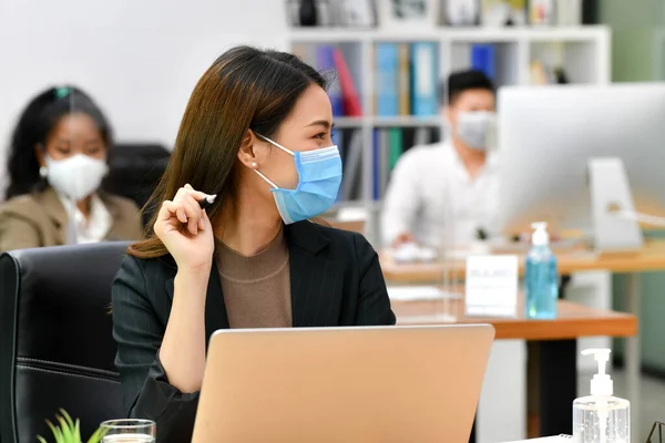 Portret Azjatyckiej Pracowniczki Biurowej Noszącej Maskę Twarzy Pracującej Nowym Normalnym — Zdjęcie stockowe