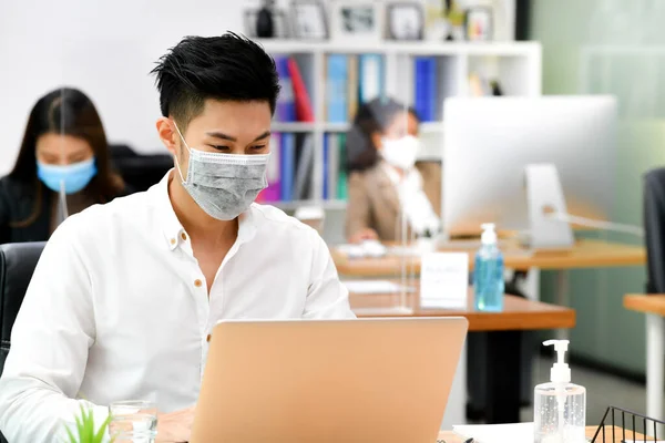 Portret Azjatyckiego Pracownika Biurowego Noszącego Maskę Twarzy Pracującego Nowym Normalnym — Zdjęcie stockowe