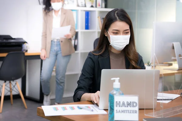 Azji Kobieta Biurowe Pracownik Noszenie Maski Twarzy Pracuje Nowym Normalnym — Zdjęcie stockowe