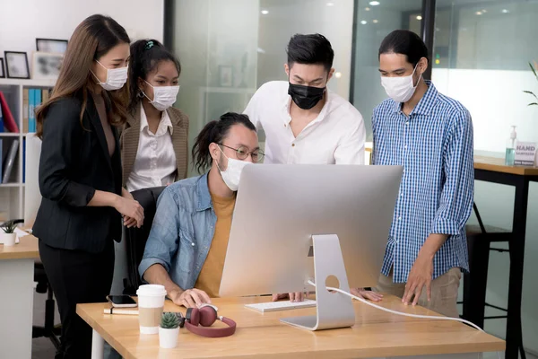Azjatyccy Pracownicy Biurowi Noszący Maski Twarzy Pracujący Nowym Normalnym Biurze — Zdjęcie stockowe