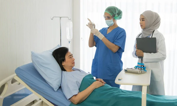 Asiática Mujer Médico Usando Protectores Engranajes Examen Tratamiento Paciente Hospital — Foto de Stock