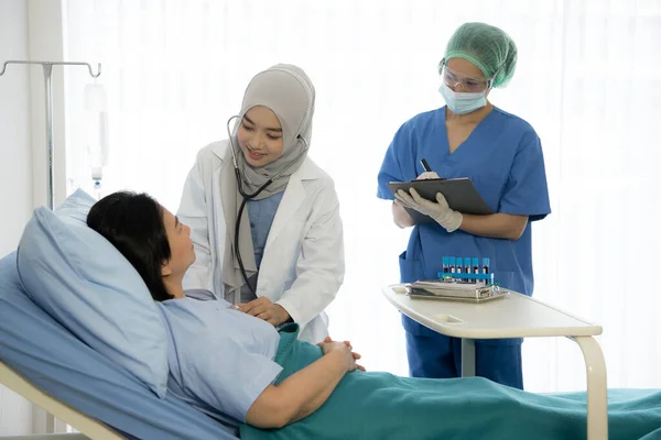 Asiática Mujer Médico Usando Protectores Engranajes Examen Tratamiento Paciente Hospital — Foto de Stock