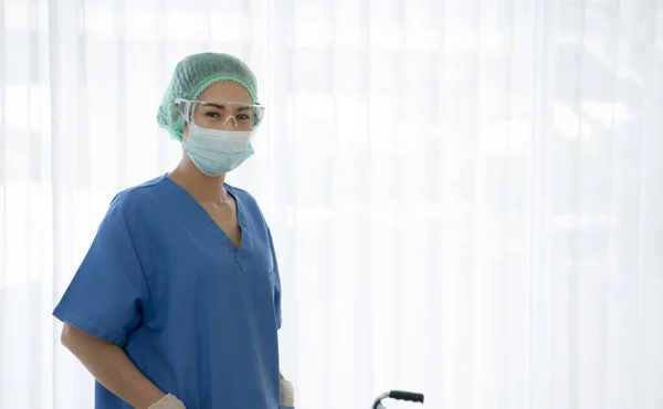亚洲女医生或护士戴着医用防护面罩和眼镜 Coronavirus Covid 19的保护 — 图库照片
