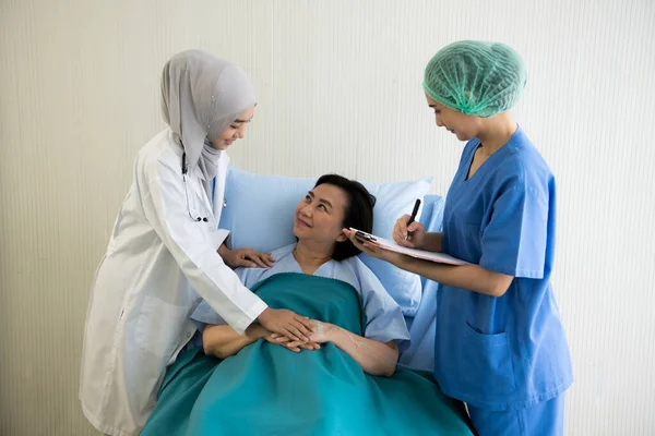 Asiática Médico Examen Tratamiento Paciente Hospital Habitación — Foto de Stock