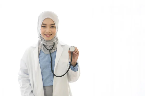 Portret Muzułmanki Azjatyckiej Lekarz Pokazuje Stetoskop Kamery Białym Tle — Zdjęcie stockowe