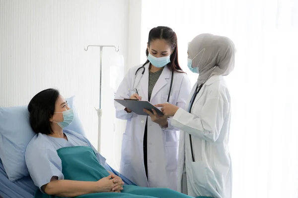 Asiática Mujer Médico Usando Protectores Engranajes Examen Tratamiento Paciente Hospital — Foto de Stock