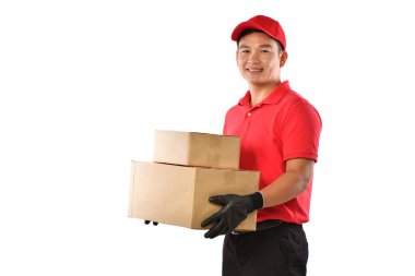 Beyaz arka planda karton kutulu kırmızı üniformalı Asyalı teslimatçı.