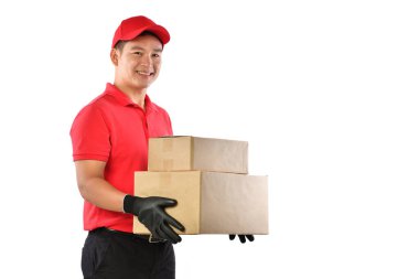 Beyaz arka planda karton kutulu kırmızı üniformalı Asyalı teslimatçı.