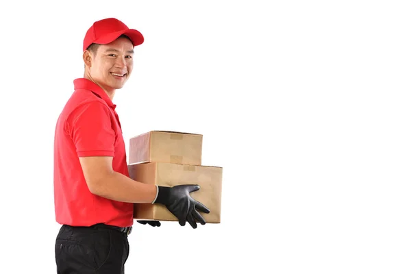 Azji Dostawca Człowiek Czerwonym Mundurze Paczki Karton Pudełko Izolowane Białym — Zdjęcie stockowe