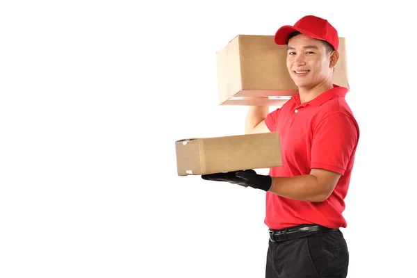 Aziatische Levering Man Rood Uniform Met Pakket Kartonnen Doos Geïsoleerd — Stockfoto