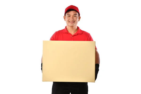 Repartidor Asiático Uniforme Rojo Con Caja Cartón Aislado Sobre Fondo —  Fotos de Stock
