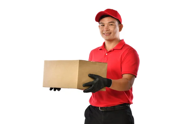 Aziatische Levering Man Rood Uniform Met Pakket Kartonnen Doos Geïsoleerd — Stockfoto