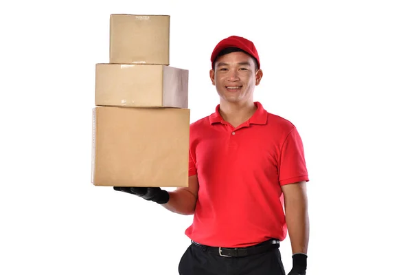 Aziatische Levering Man Rood Uniform Met Pakket Kartonnen Doos Geïsoleerd — Stockfoto