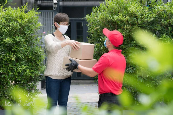 Ásia Entrega Homem Vestindo Máscara Facial Luvas Vermelho Uniforme Entregando — Fotografia de Stock