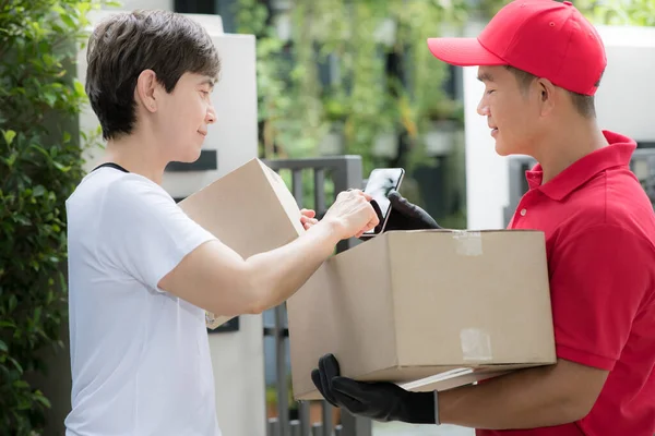 Ásia Entrega Homem Vermelho Uniforme Entrega Pacote Caixa Para Mulher — Fotografia de Stock