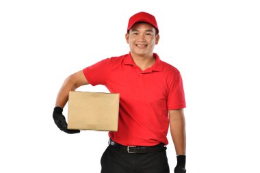 Beyaz arka planda karton kutulu kırmızı üniformalı Asyalı teslimatçı.