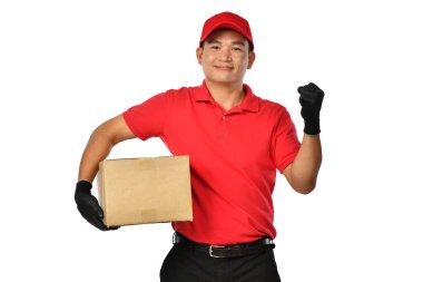 Beyaz arka planda karton kutulu kırmızı üniformalı Asyalı teslimatçı.