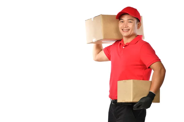 Ázsiai Futár Piros Egyenruhában Csomag Kartondoboz Elszigetelt Fehér Háttér — Stock Fotó