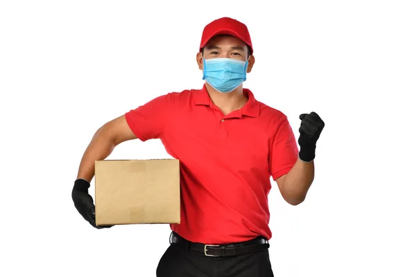 Vrolijke Jonge Aziatische Bezorger Rood Uniform Medisch Gezichtsmasker Beschermende Handschoenen — Stockfoto