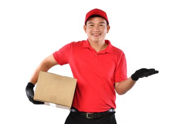 Beyaz arka planda karton kutulu kırmızı üniformalı Asyalı teslimatçı.