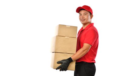 Beyaz arka planda karton kutulu kırmızı üniformalı Asyalı teslimatçı.