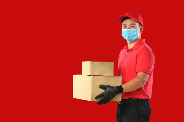 Feliz Jovem Homem Entrega Asiático Uniforme Vermelho Máscara Facial Médica — Fotografia de Stock