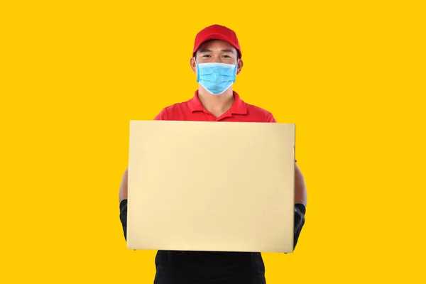 Glad Ung Asiatisk Leverans Man Röd Uniform Medicinsk Ansiktsmask Skyddshandskar — Stockfoto