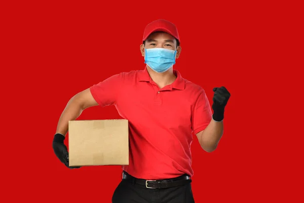 Ευτυχισμένος Νεαρός Ασιάτης Ντελιβεράς Κόκκινη Στολή Μάσκα Προσώπου Προστατευτικά Γάντια — Φωτογραφία Αρχείου