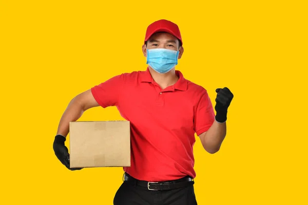 Glad Ung Asiatisk Leverans Man Röd Uniform Medicinsk Ansiktsmask Skyddshandskar — Stockfoto