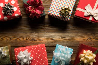 Noel süsleme kutuları ahşap arka planda. Çerçeveler, hediyeler ve şenlikli Noel süslemeleri için fotokopi alanı var.