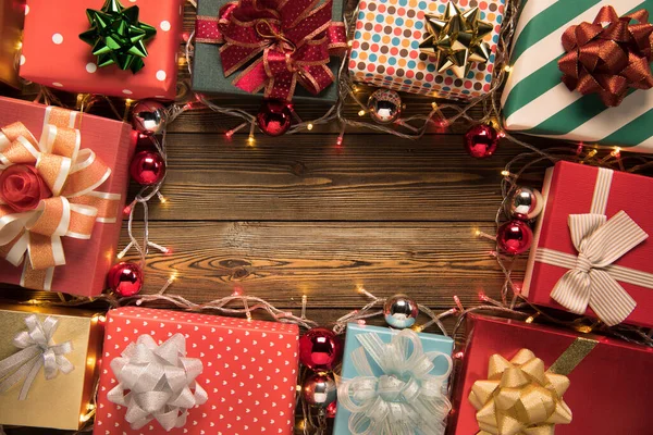 Decorazione Natale Luce Scatole Regalo Sfondo Legno Vista Dall Alto — Foto Stock