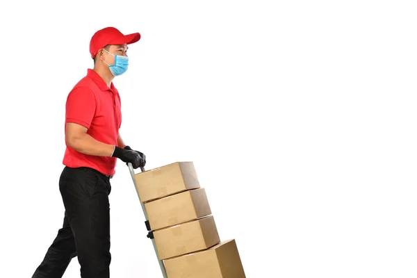 Feliz Jovem Asiático Entregador Uniforme Vermelho Empurrando Caminhão Mão Com — Fotografia de Stock