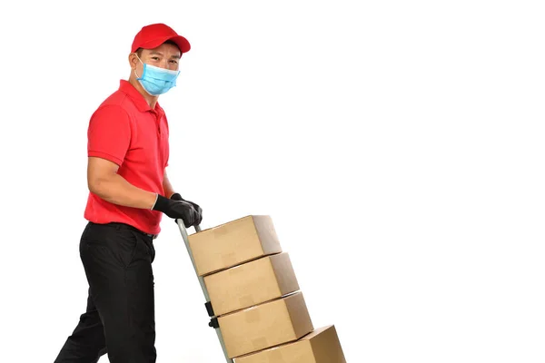 Feliz Jovem Asiático Entregador Uniforme Vermelho Empurrando Caminhão Mão Com — Fotografia de Stock