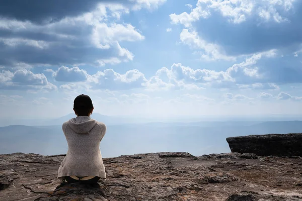 Uma pessoa sentada na montanha rochosa olhando para a vista natural cênica  e belo céu azul — Verão, Pedra - Stock Photo | #238593268