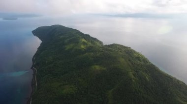 Turkuaz mavi suyla çevrili güzel bir tropikal adanın hava manzarası. Limasawa Adası, Güney Leyte, Filipinler.