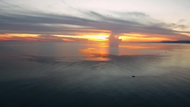 Vista Aérea Corrediça Drone Sobre Superfície Mar Durante Por Sol — Vídeo de Stock