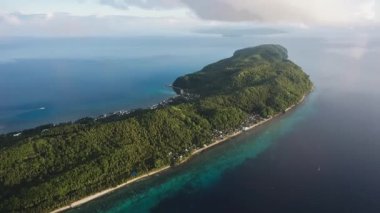 Turkuaz mavi suyla çevrili güzel bir tropikal adanın hava manzarası. Limasawa Adası, Güney Leyte, Filipinler.