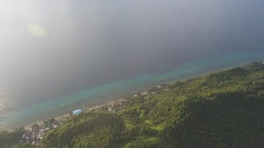 Turkuaz mavi suyla çevrili güzel bir tropikal adanın hava manzarası. Limasawa Adası, Güney Leyte, Filipinler.
